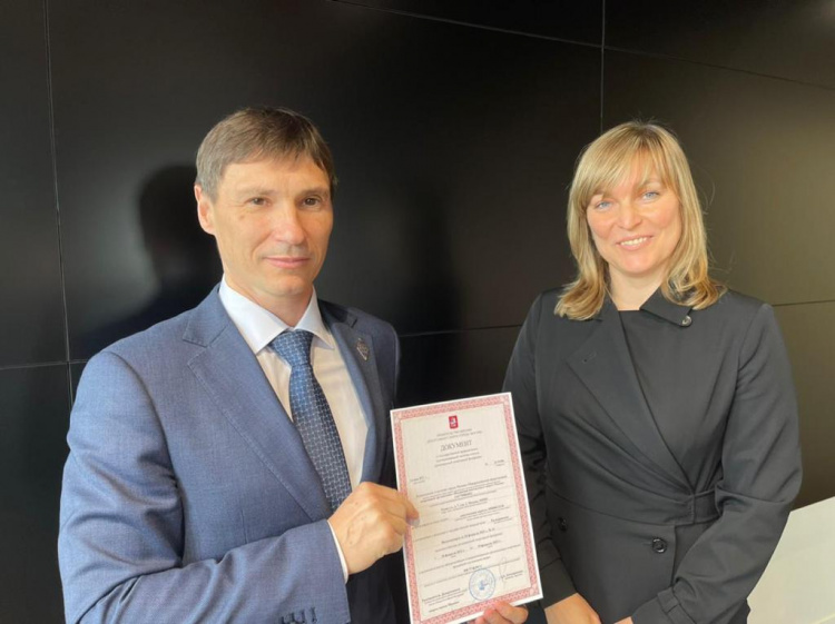 Светлана Бажанова вручила свидетельство о государственной аккредитации регионального отделения г. Москвы ООСО «ФВКР»